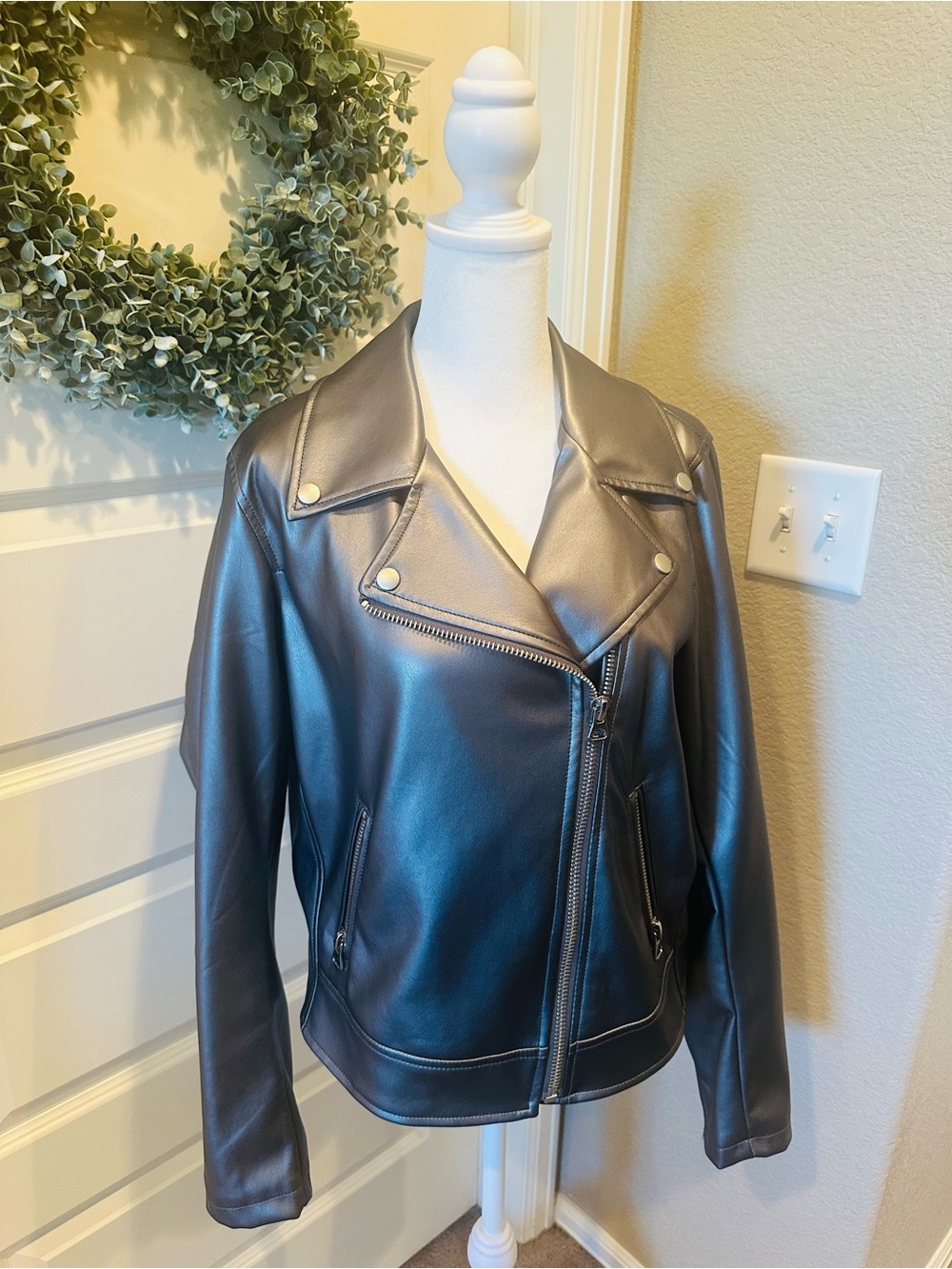 torrid NWT Silver/Gray Faux Leather Moto Jacket (Size 0/L/12)